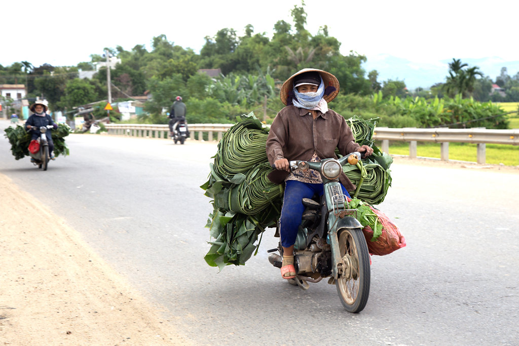 Femme-chargee-en-moto-route-hue.jpg