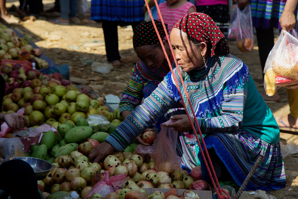 femme-choisissant-ses-fruits-1er-marche.jpg