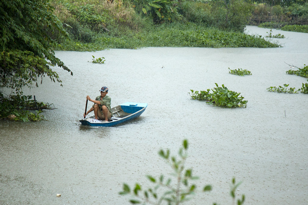 pecheur-sous-la-pluie-delta-mekong.jpg