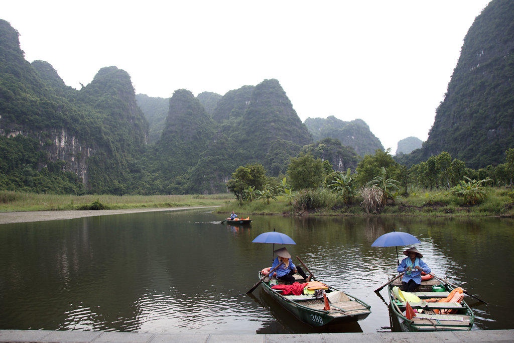 Barques-dans-le-decor-de-ninh-binh.jpg