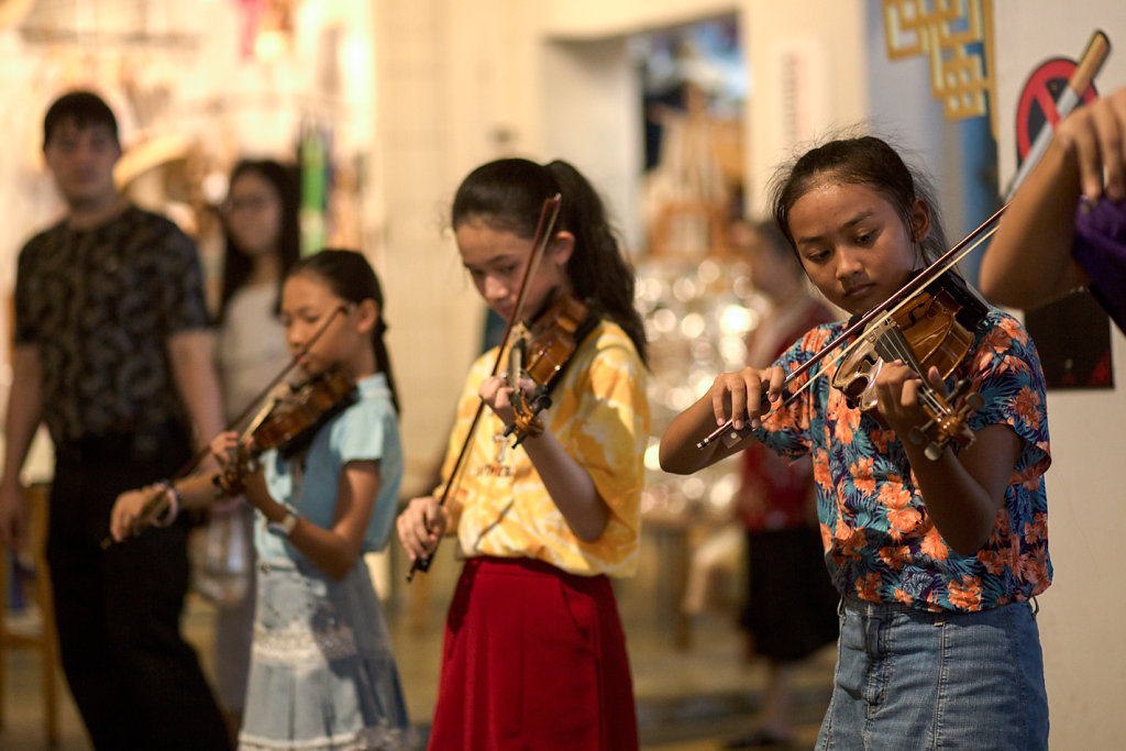 Violonistes sur le marché de Phuket