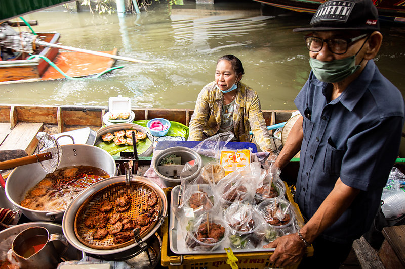 beignets-de-poisson-floatting-market.jpg